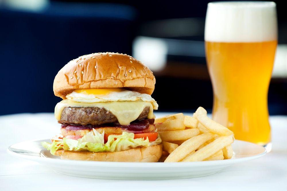 Hong Kong Skycity Marriott Hotel Exteriér fotografie A cheeseburger with chips and a beer