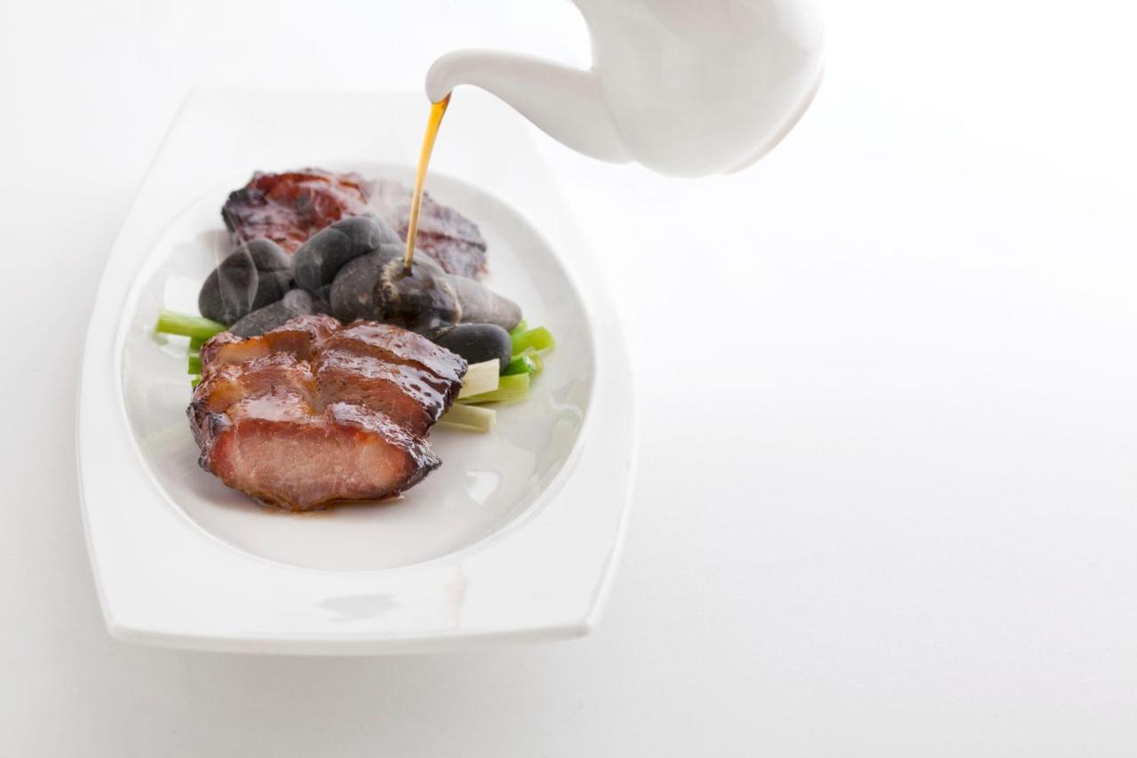 Hong Kong Skycity Marriott Hotel Exteriér fotografie Soy sauce being poured onto a plate of food