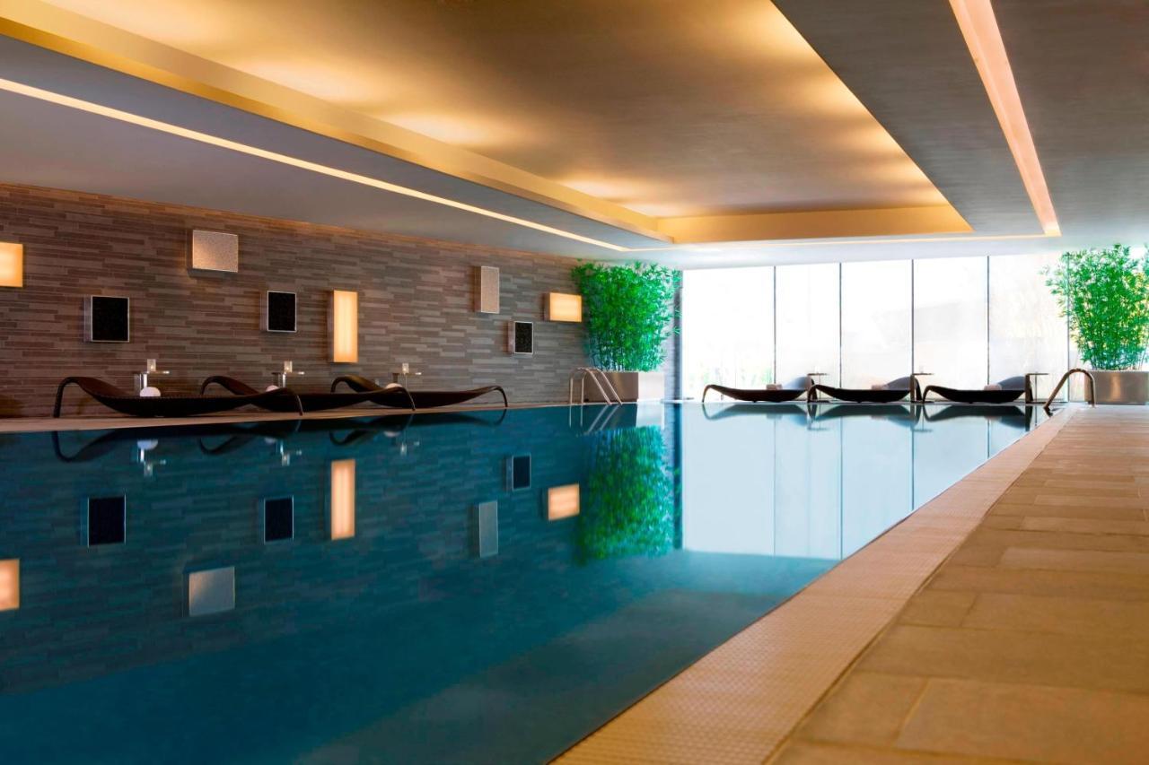Hong Kong Skycity Marriott Hotel Exteriér fotografie The swimming pool at The Spa at The Landmark