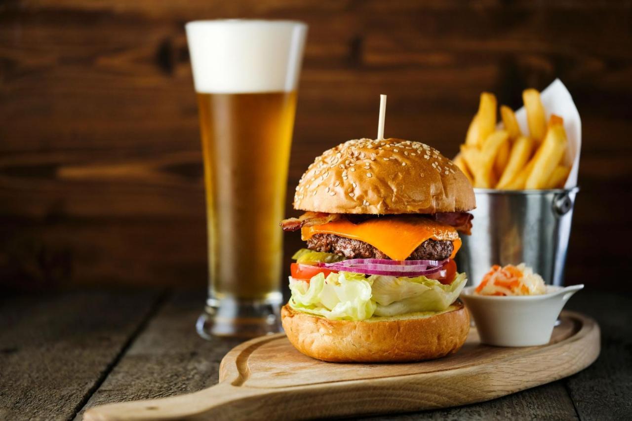 Hong Kong Skycity Marriott Hotel Exteriér fotografie A hamburger with beer and chips