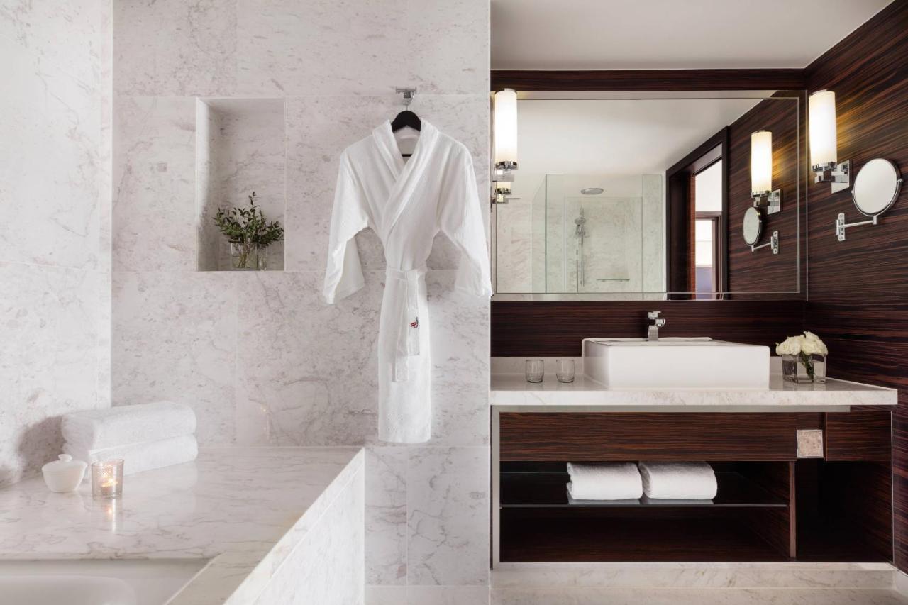 Hong Kong Skycity Marriott Hotel Exteriér fotografie A bathrobe hanging on a shower door