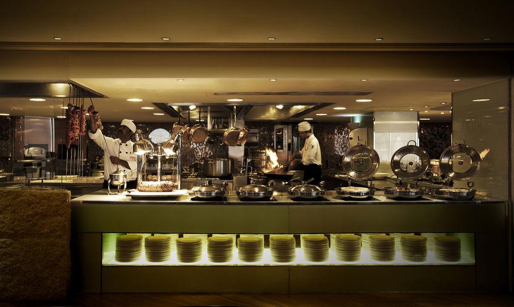 Hong Kong Skycity Marriott Hotel Exteriér fotografie A live kitchen at a hotel