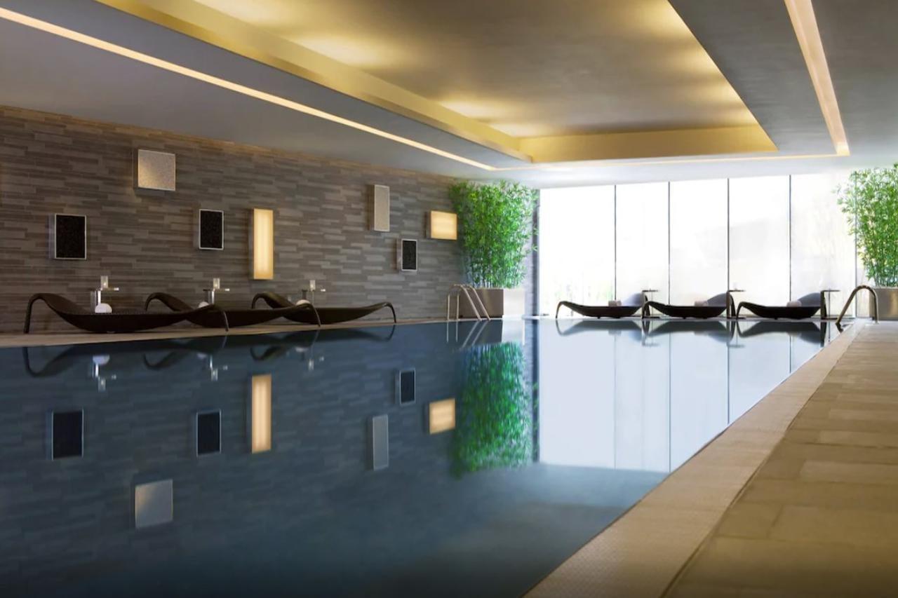 Hong Kong Skycity Marriott Hotel Exteriér fotografie The pool at the spa