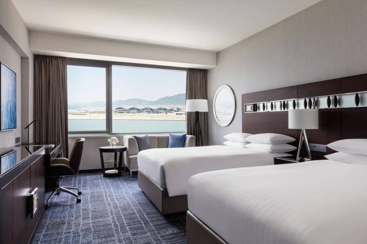 Hong Kong Skycity Marriott Hotel Exteriér fotografie A guest room at the hotel