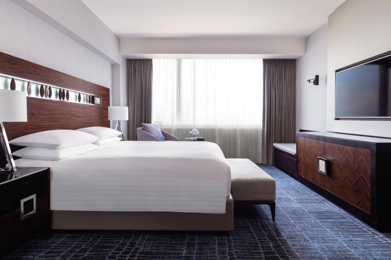 Hong Kong Skycity Marriott Hotel Exteriér fotografie A guest room at the Renaissance Boston Harborview